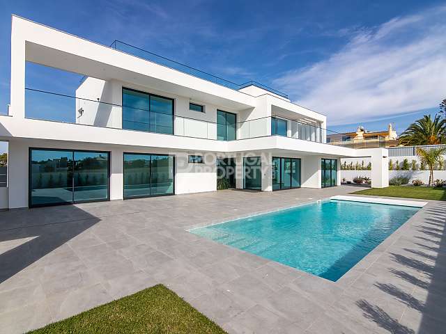 Brand-new Contemporary 4-Bed Villa with elevator, heated pool and garage near the beach