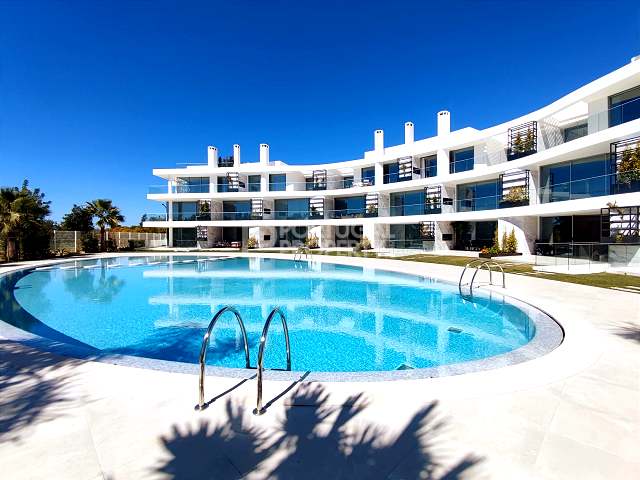 Luxury Living at its Finest: Stunning 2-Bedroom Apartment near Praia da Falésia and the Marina