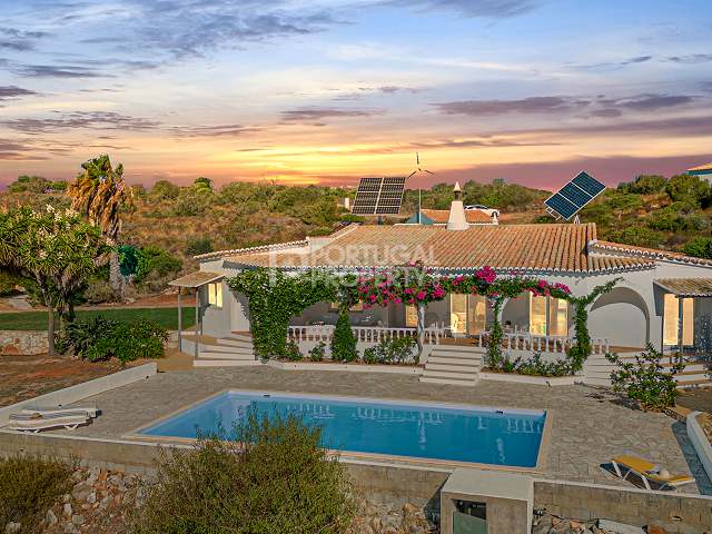 Abgeschiedenes Paradies an der Westalgarve: Prächtige Villa mit 5 Schlafzimmern und Pool