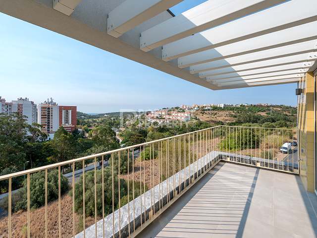 Wohnung mit drei Schlafzimmern, Aussicht, Außenbereich, Parkplatz, Abstellraum, 10 Minuten von Lissabon entfernt