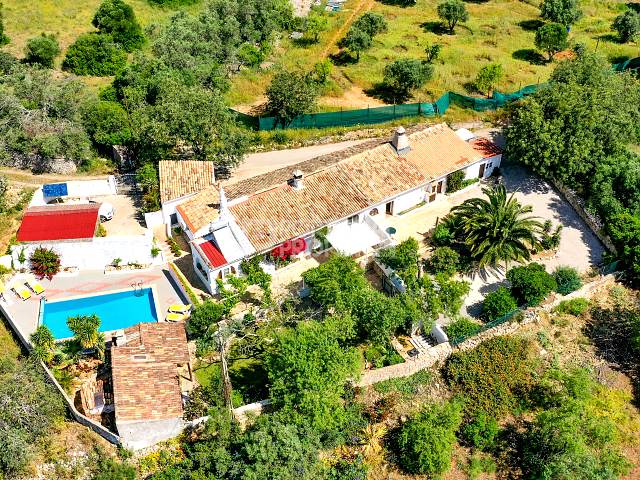迷人的传统葡萄牙昆塔，带泳池和景观