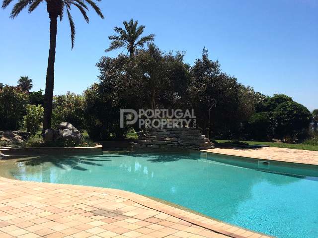 4-bedroom apartment located in a prestigious building facing the sea in the Guia