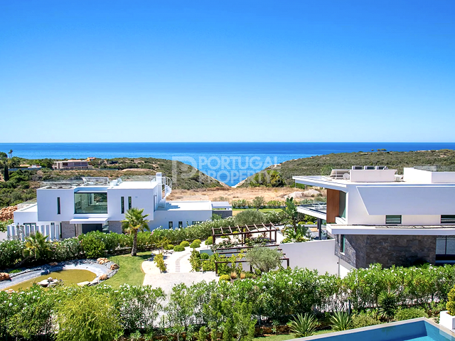 Villa de luxe au sommet d’une falaise avec vue panoramique sur la mer