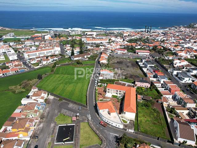 Hotel com localização central em Riberia Grande | Preparado para renovação