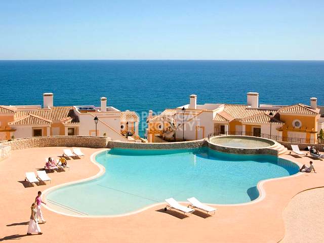 Modern 2-Bed Townhouse On Popular Beach Resort With Spectacular Ocean Views.