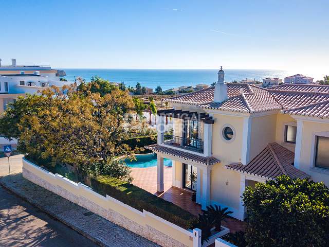 T3+1 Villa With Pool And Sea Views In Porto De Mos