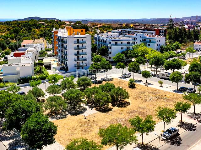 Terrain Pour Construction D’habitation Et De Services Commerciaux