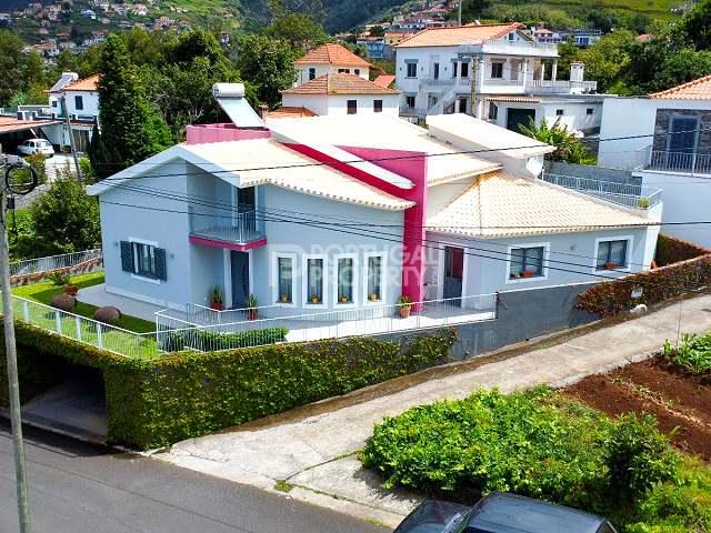 Fabulous 3 Bedroom House With Sea View In Calheta