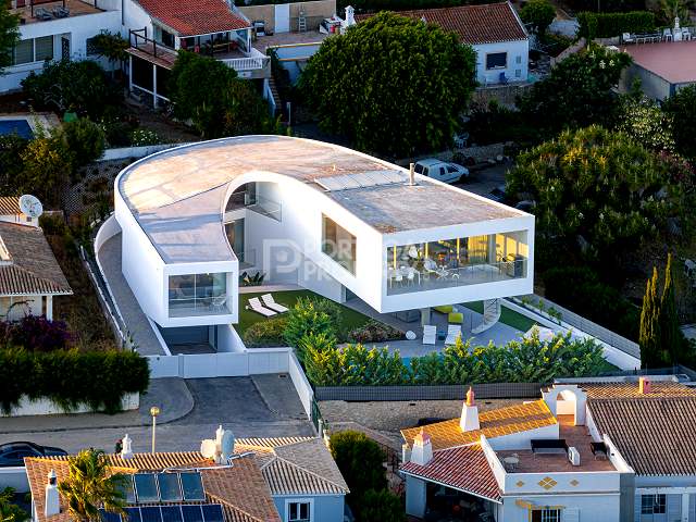 A Stunning Contemporary Architectural Masterpiece