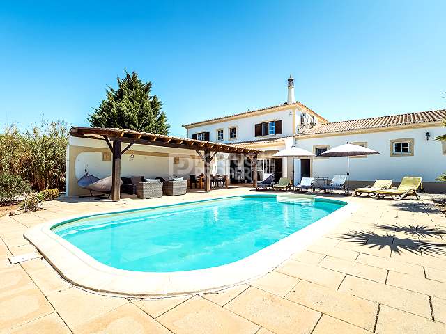 Luxurious 4-Bed Villa On Large Plot In Lagoa