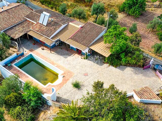 Encantadora Moradia Tradicional Algarvia Modernizada com Vistas Deslumbrantes