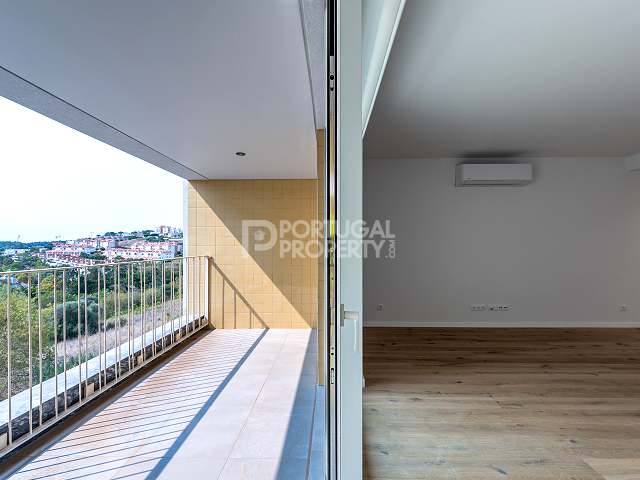 Three-Bedroom Apartment, Views, Exterior Space, Parking, Storage, 10 Mins From Lisbon