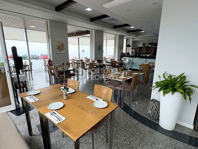 Erstklassiges Restaurant am Strand mit Essbereich im Freien