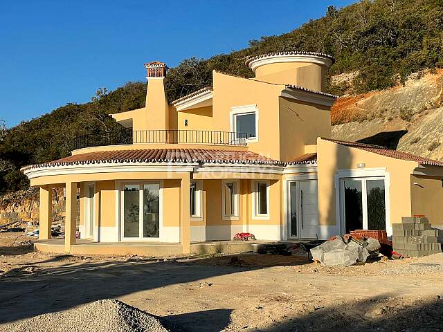 Splendida nuova villa paesaggistica con vista sulle montagne immersa nella natura