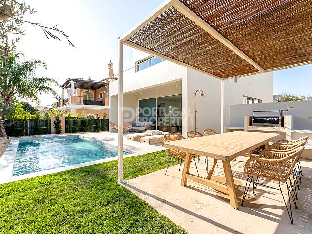 Superb Modern 3 Bedroom Villa With Sea Views In Santa Barbara