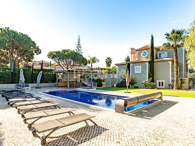 Superbe villa de 4 chambres avec piscine chauffée dans le triangle d’or de l’Algarve