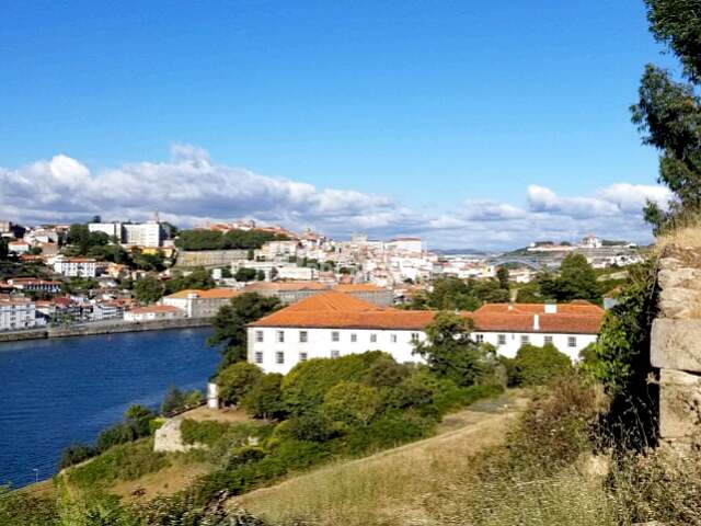 Sito storico sul lungofiume, hotel e residenze di marca a Porto