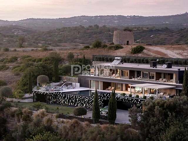 Luxury 6-Bedroom Contemporary Villa with Ocean Views Near Vilamoura